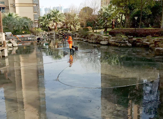 长顺景观池淤泥清理