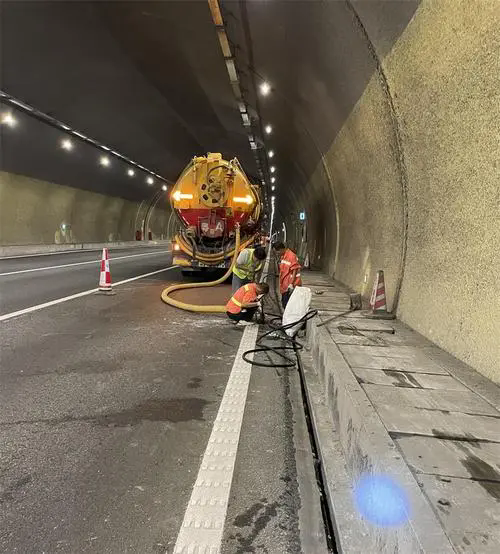 长顺隧道排水渠清淤